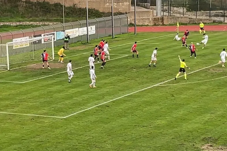 Una conclusione del difensore tempiese, Sanna, verso la porta del Tortol&igrave;. ( G.Pischedda)