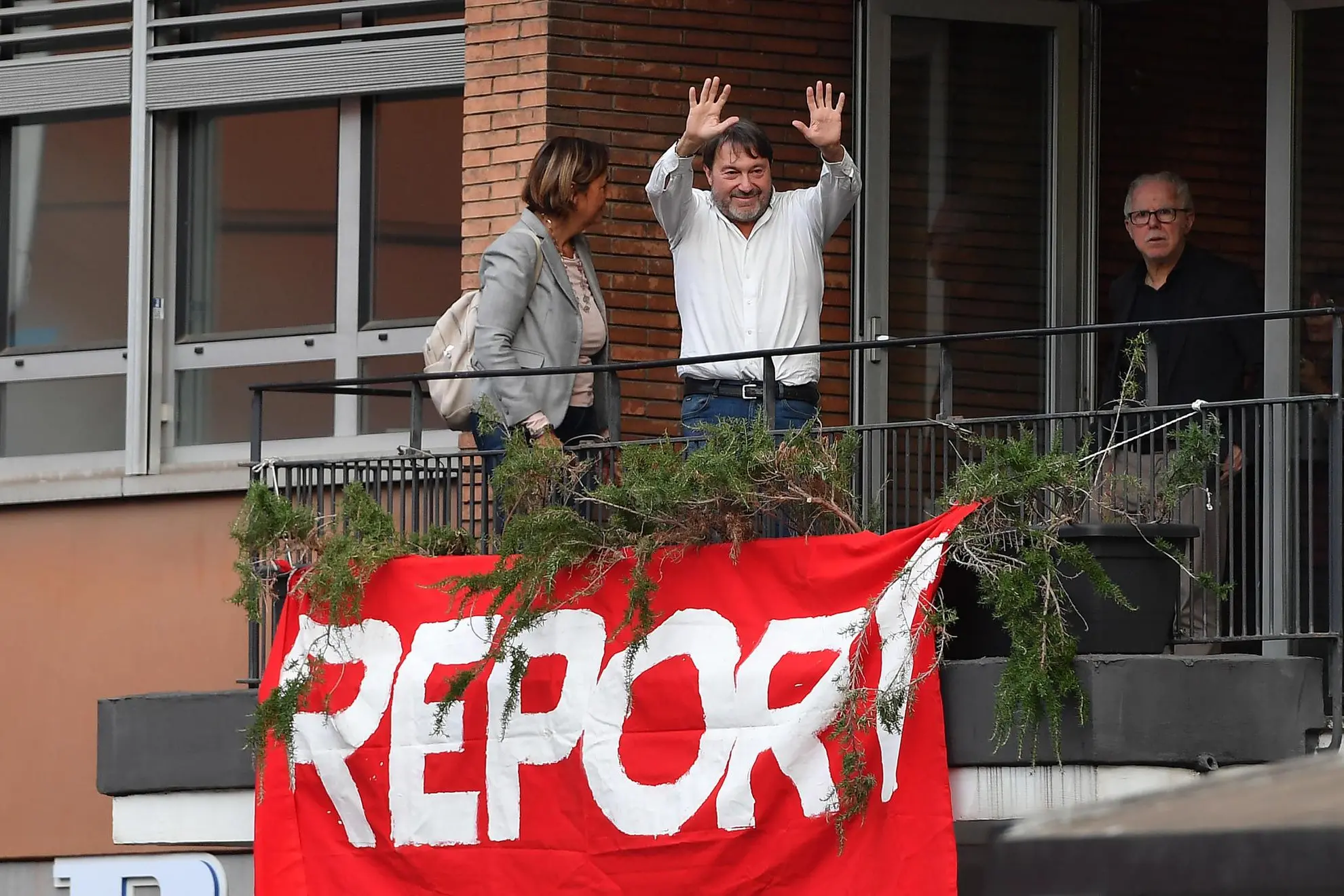 Il giornalista Sigfrido Ranucci si affaccia dal balcone della redazione di Report per salutare il presidio in sua solidarietà riunitosi sotto la sede Rai di Via Teulada dopo l’attentato intimidatorio subito nella notte, Roma, 17 ottobre 2025. ANSA/FABIO CIMAGLIA