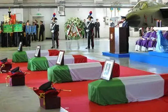 I feretri dei tre piloti durante il funerale