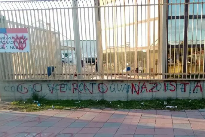 Scritte no vax a Cagliari (foto Ansa)