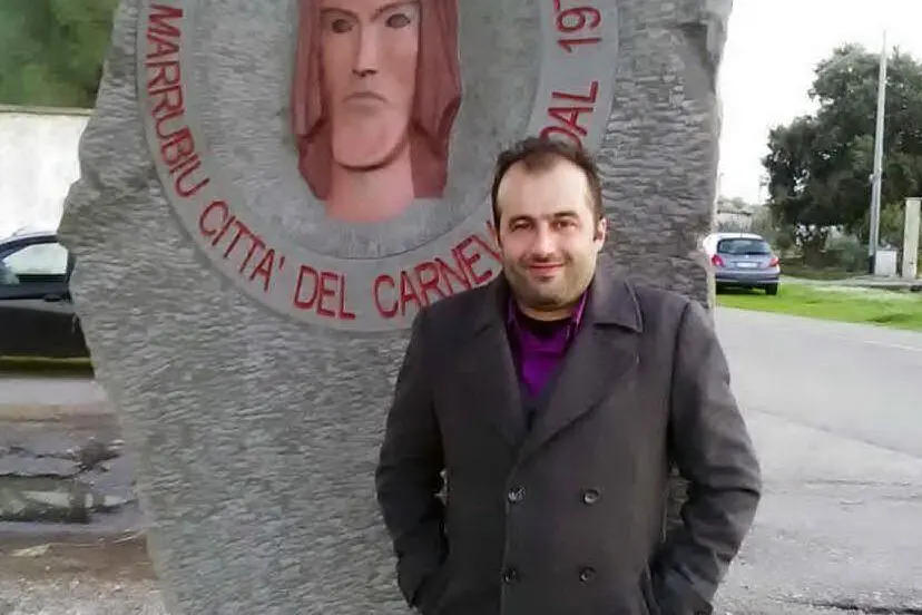 Il sindaco Andrea Santucciu davanti alla scultura su "Marrubiu paese de Su Marrulleri"