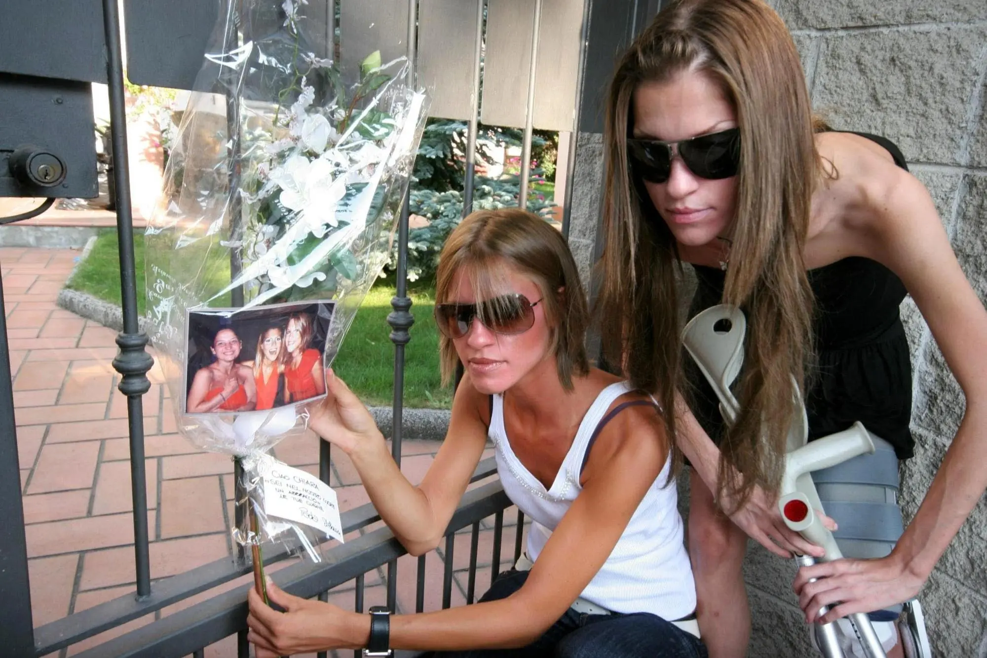 Stefania (s) e Paola Cappa, le cugine di Chiara Poggi, la ragazza uccisa a Garlasco (Pavia), 21 agosto 2007. Sono ritratte accanto al mazzo di fiori con la foto in cui compaiono loro stesse e la cugina, foto che risulterà poi essere un fotomontaggio. ANSA / EMMEVI