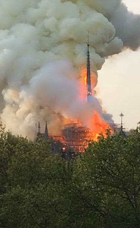 Un grosso incendio ha colpito la struttura che si trova nel centro di Parigi