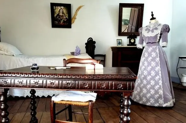 L'abito in esposizione nella casa-museo (foto via Ansa)