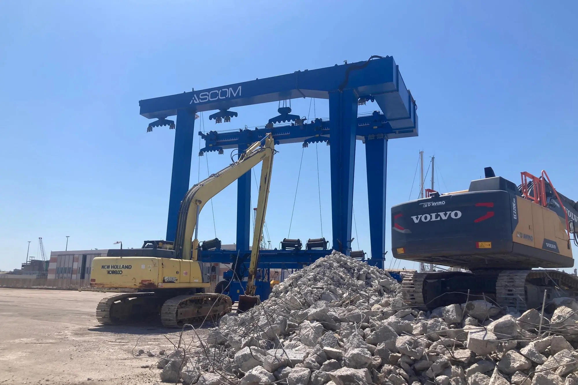 Travel lift nel molo industriale - Porto Torres (foto Pala)