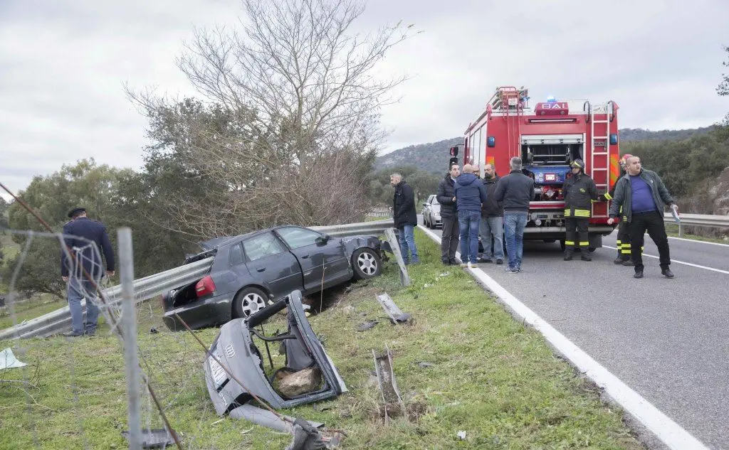 L'auto infilzata dal guard-rail (foto Pintus)