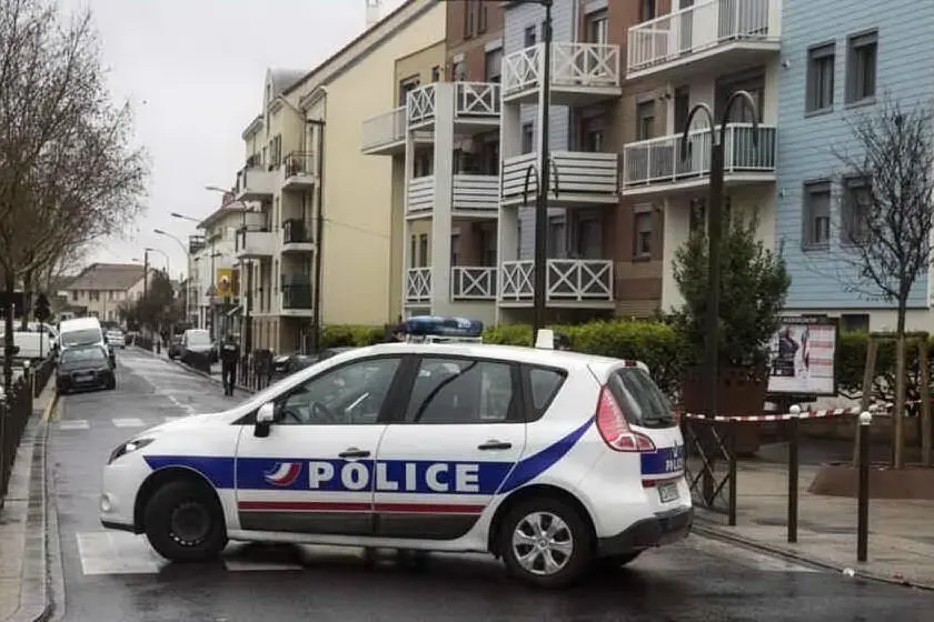 Polizia francese (Archivio L'Unione Sarda)