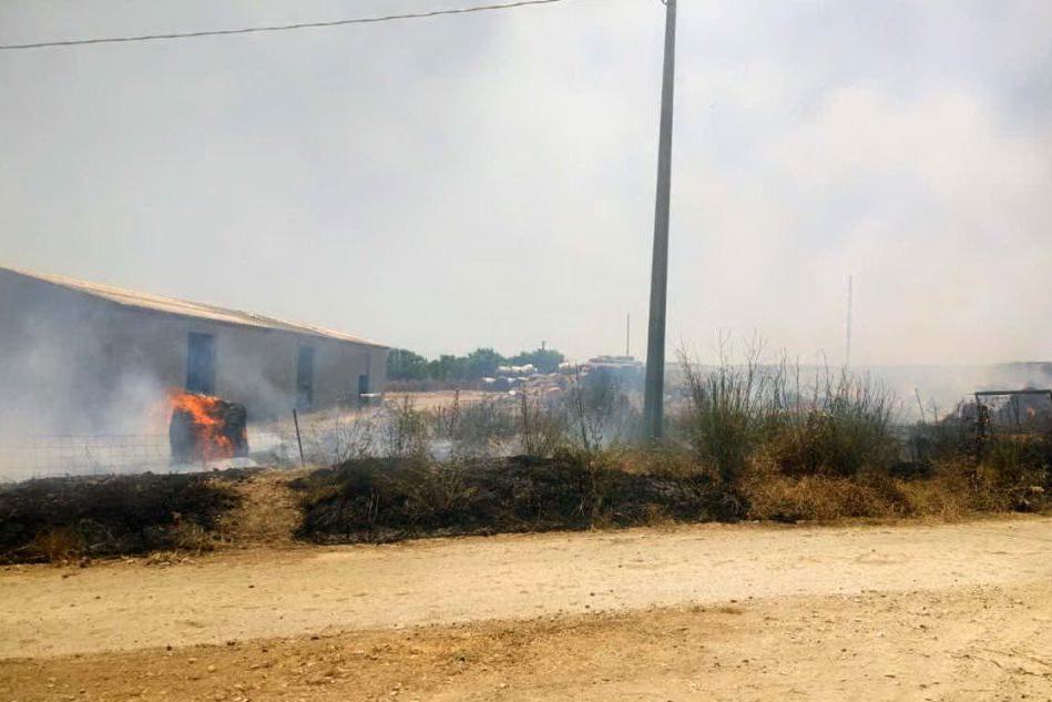 Emergenza incendi a Pauli Arbarei, l'intervento di forestali e volontari