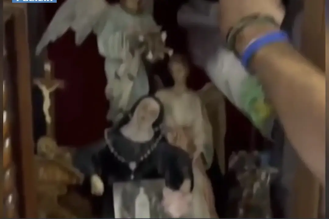 Cocaina in casa fra le statuette religiose, un arresto a Milano