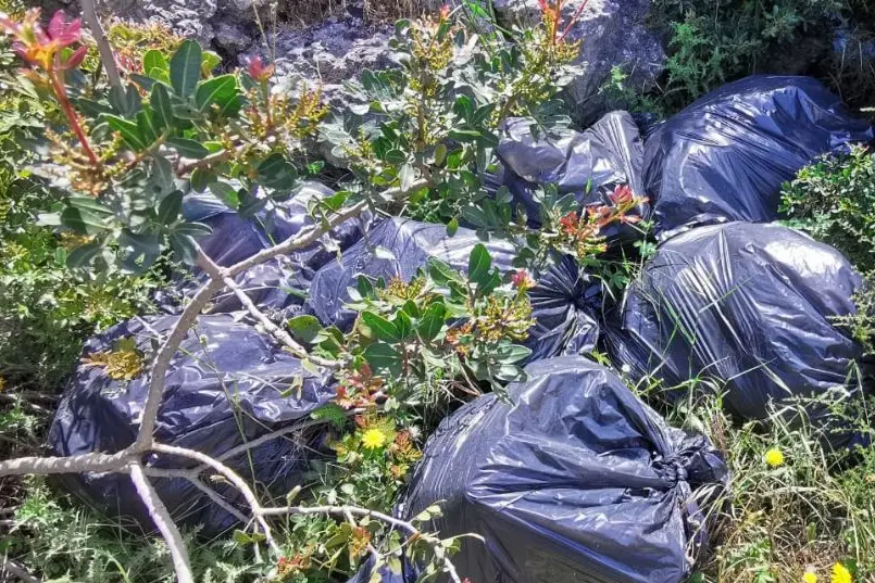 La discarica di rifiuti in via Stintino (foto Pala)