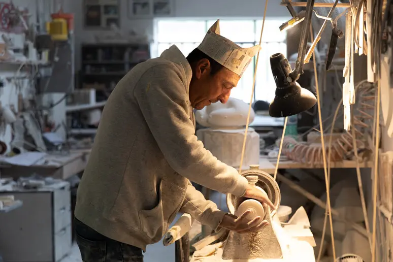 Un artigiano al lavoro nel suo laboratorio