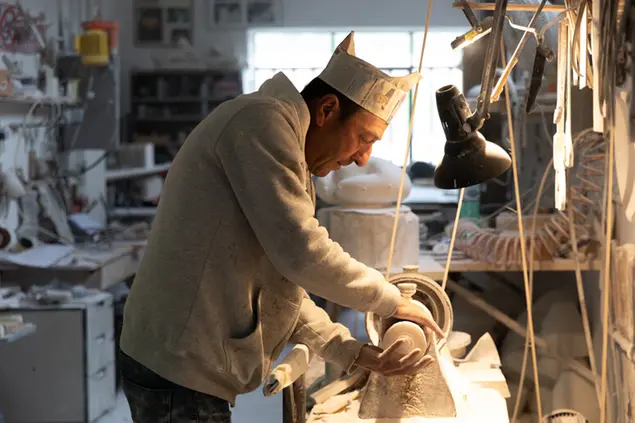 Un artigiano al lavoro nel suo laboratorio