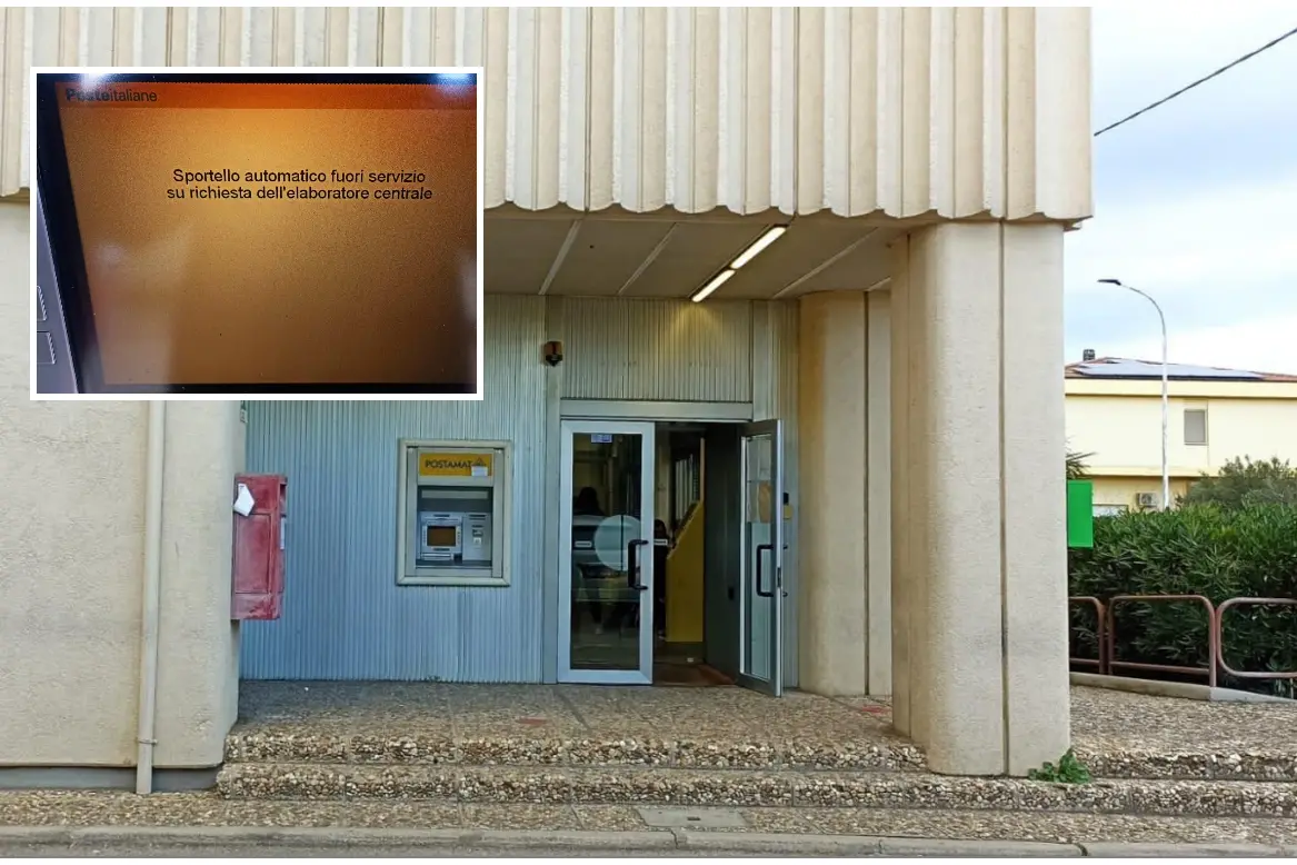 Il Postamat di San Gavino Monreale e la scritta che appare sul terminale (foto Pittau)