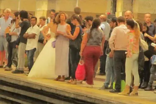 La sposa (a sinistra) sulla banchina della metropolitana