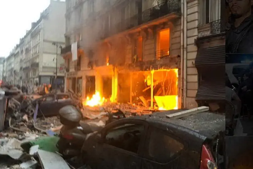 Una forte esplosione è stata avvertita in un palazzo del centro di Parigi (foto Twitter)