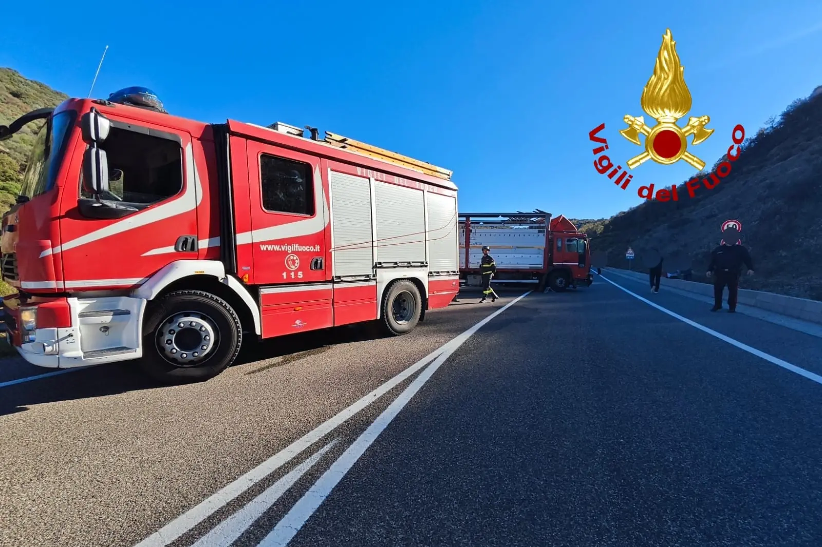 Vigili del fuoco nel luogo dell'incidente sulla ss128