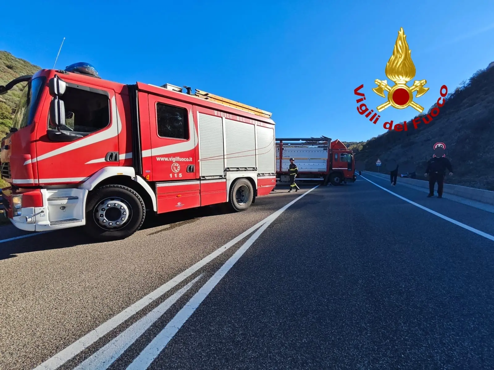 Vigili del fuoco nel luogo dell'incidente sulla ss128