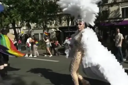 In migliaia sfilano a Parigi alla parata del Pride