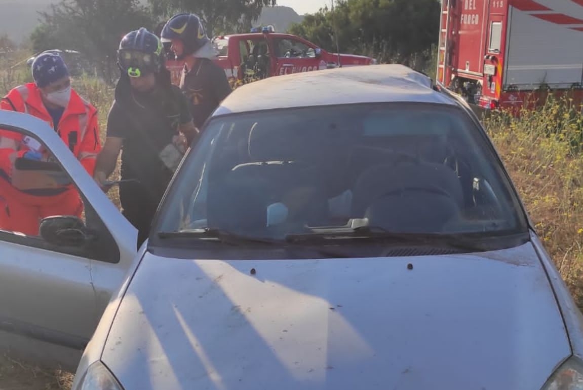 La Renault Clio coinvolta nell'incidente (foto vigili del fuoco)