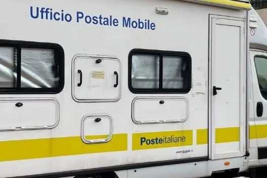 L'ufficio postale mobile a Stintino (foto Pala)