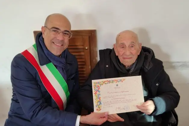 Il sindaco Marco Peralta festeggia con Francesco Comida (foto concessa)