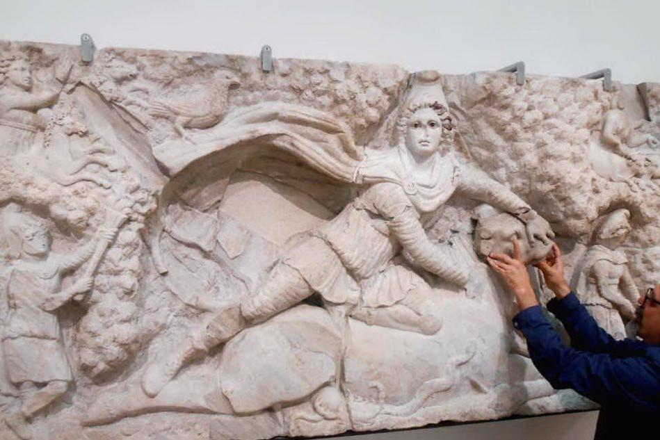 Prezioso tassello marmoreo torna a Roma grazie al lavoro dei carabinieri di Cagliari