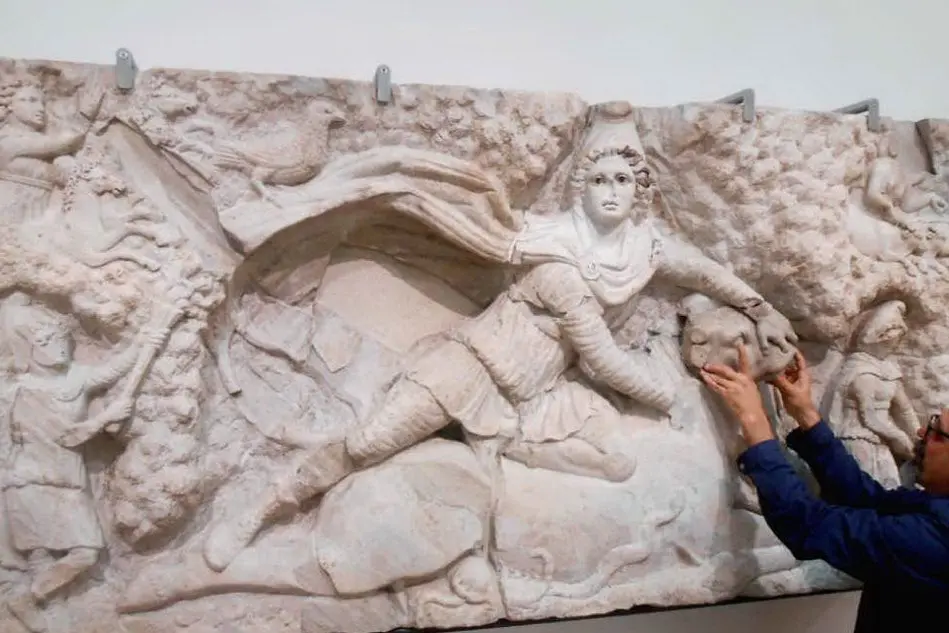 Un'immagine della ricomposizione del prezioso rilievo marmoreo