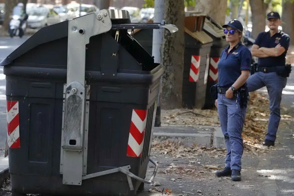 Orrore a Roma: le gambe di una donna sono state ritrovate all'interno di un cassonetto