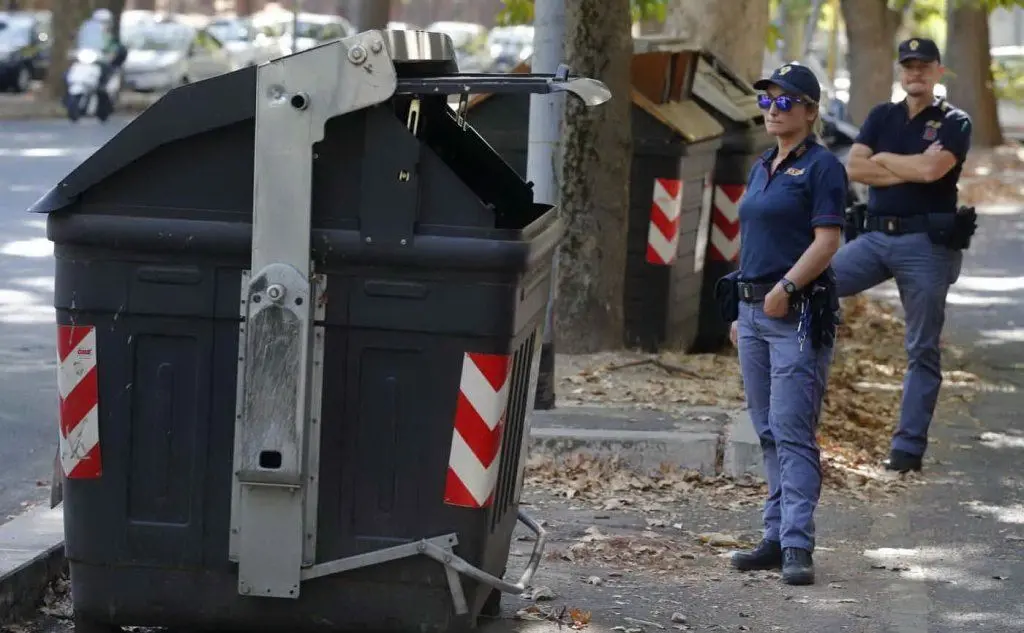 Orrore a Roma: le gambe di una donna sono state ritrovate all'interno di un cassonetto
