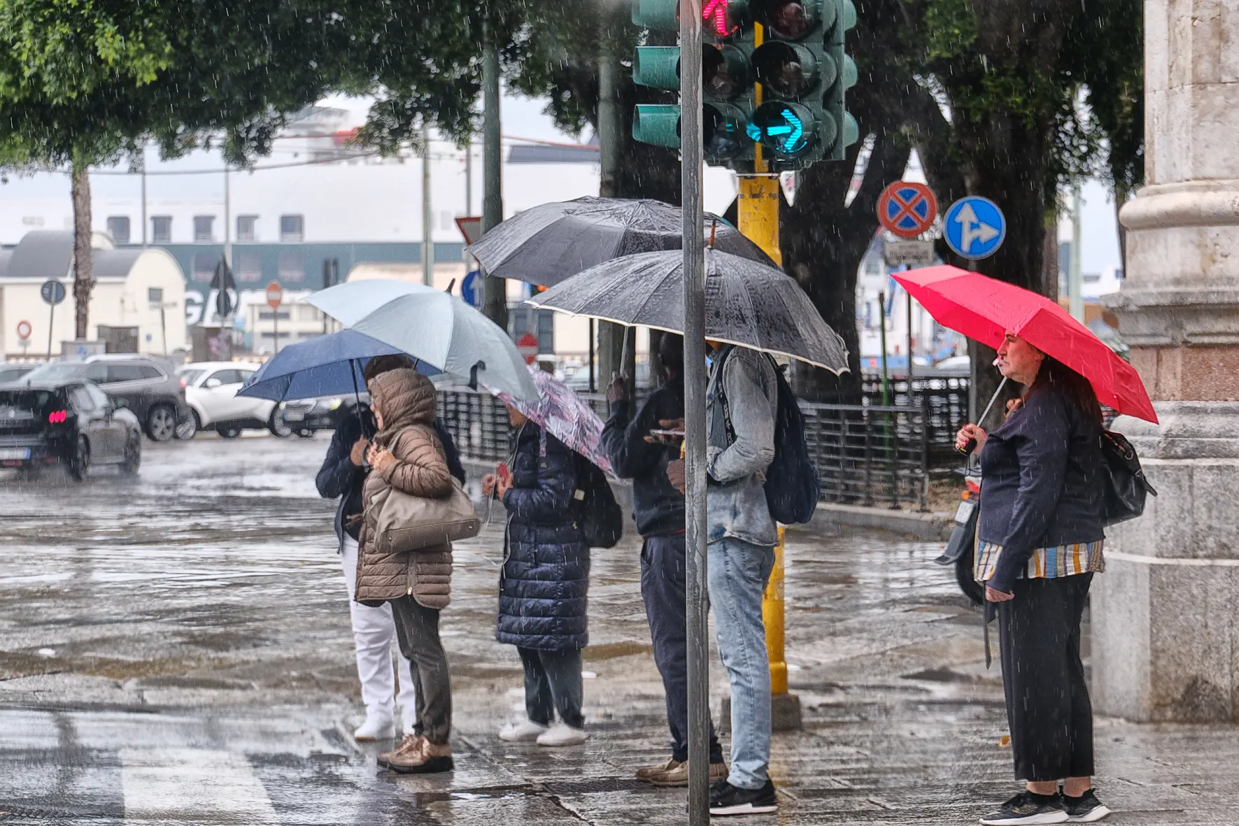 Open umbrellas in via Roma in Cagliari (Photo Ungari)