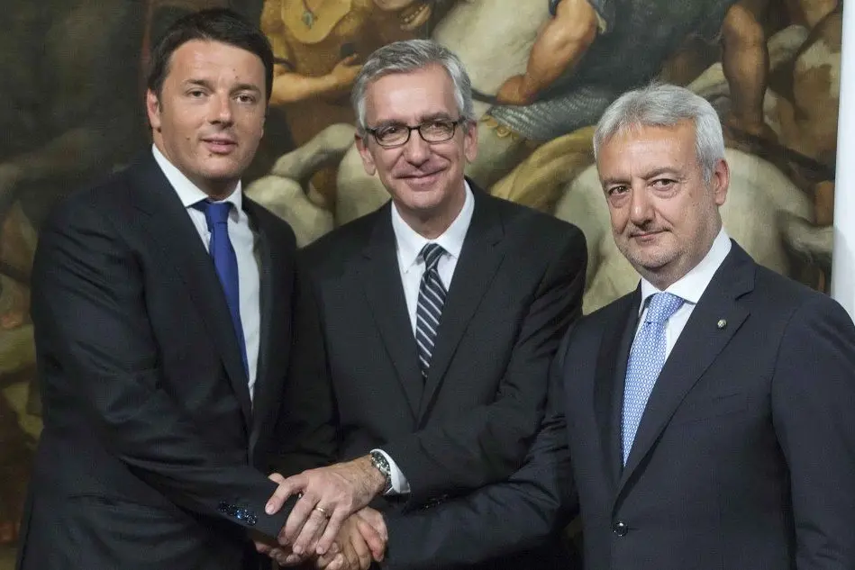 Pigliaru con Renzi e il rappresentante della Qatar Foundation