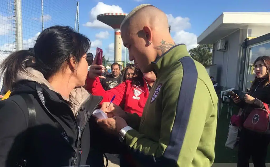 La firma degli autografi (foto L'Unione Sarda - Sanna)