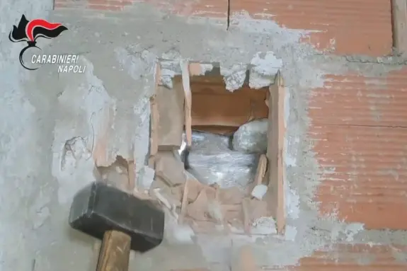 La scoperta dei carabinieri nel muro di un casolare (foto da frame video)
