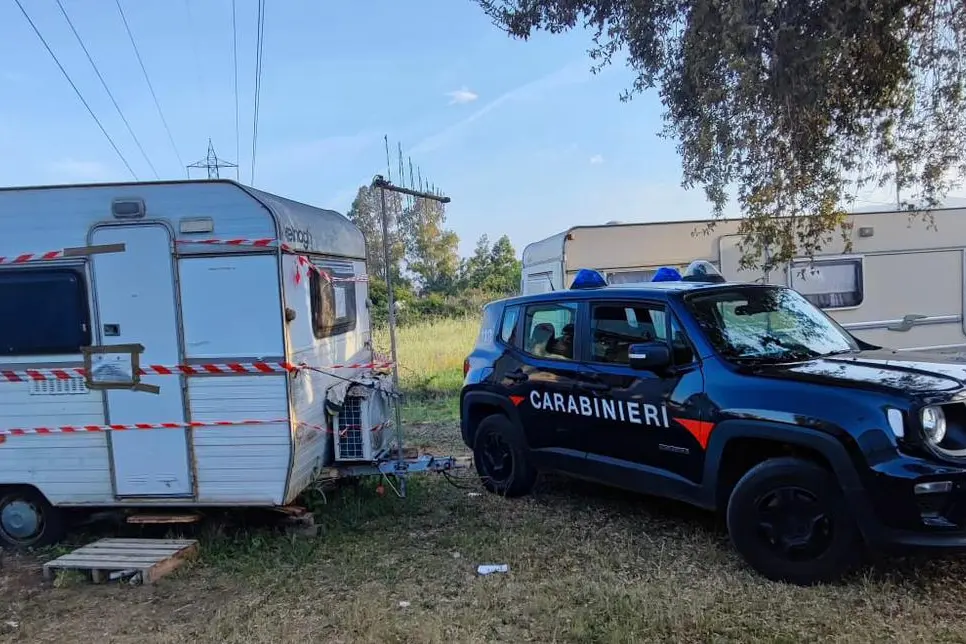 La pattuglia dei carabinieri vicino alla roulotte sequestrata (foto concessa)