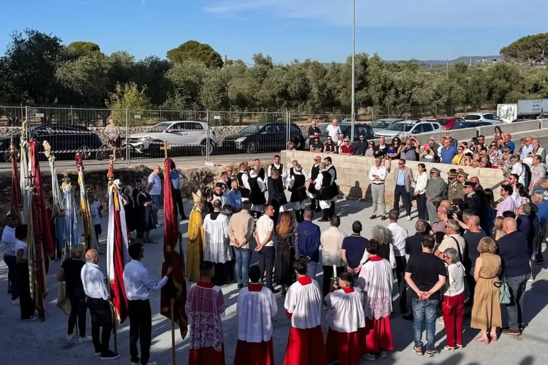 Un momento della cerimonia per la posa della prima pietra del polo sportivo