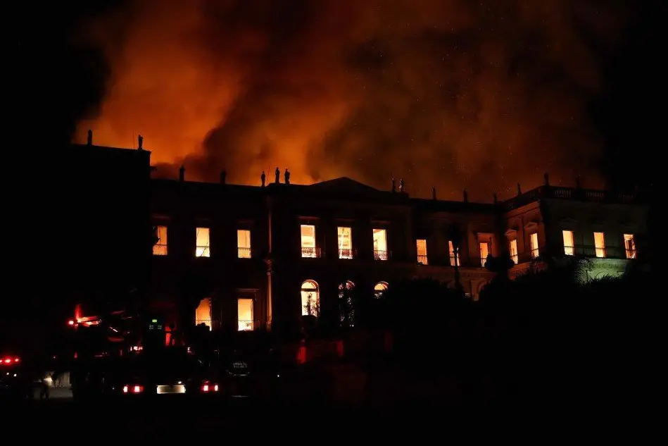 Il Museu Nacional di Rio de Janeiro devastato dalle fiamme. (Foto Ansa)