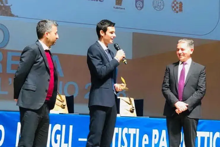 Il sindaco Settimo Nizzi (a destra) e l’assessore Marco Balata con Cesare Barabino (al centro) durante la premiazione (foto Comune di Olbia)