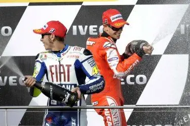 Stoner e Rossi fanno festa sul podio