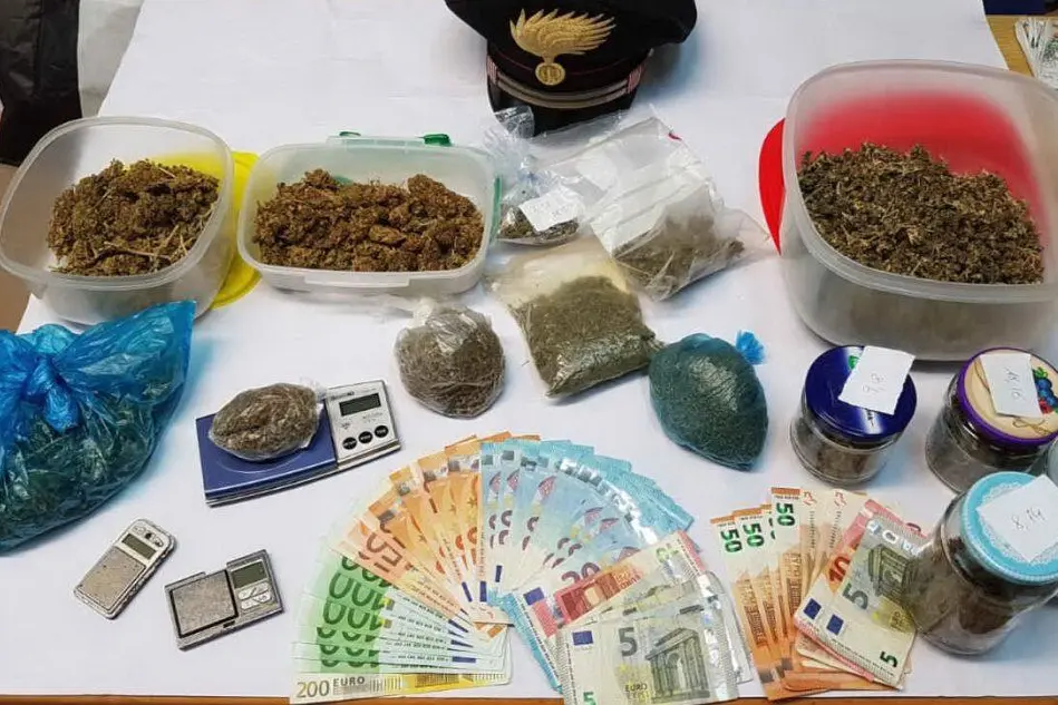 La marijuana e i soldi sequestrati