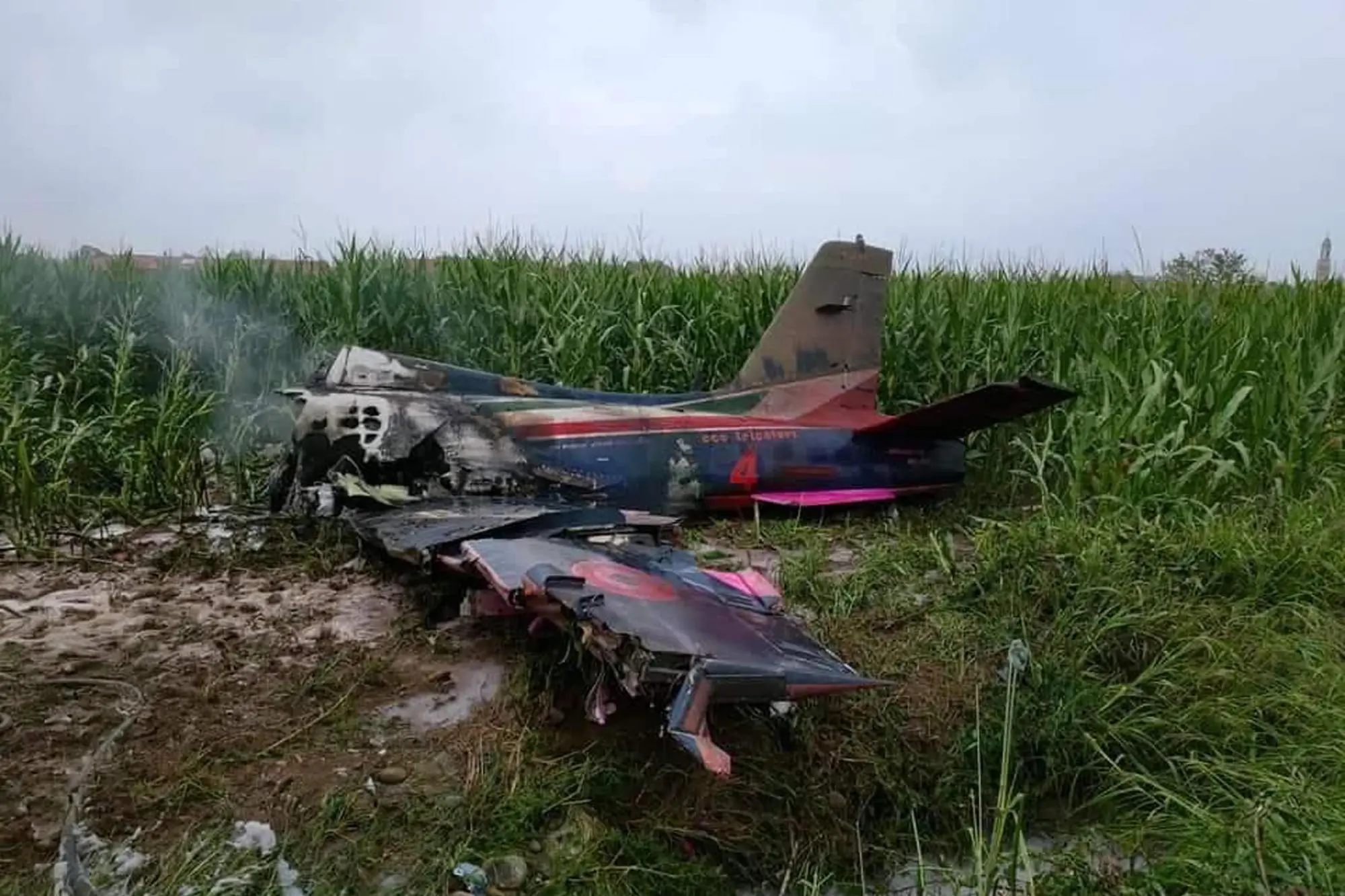 La carcassa dell'aereo delle Frecce Tricolori che si è schiantato al suolo nei pressi dell'aeroporto Torino-Caselle (Ansa)