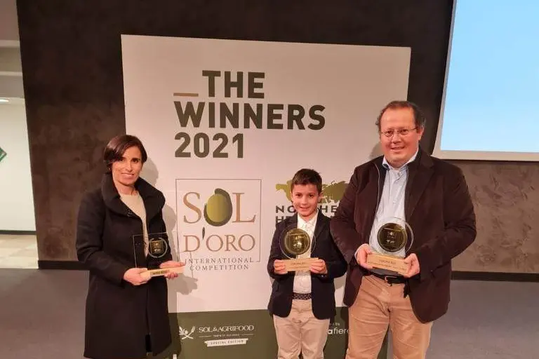 Gli agronomi Valentina Deidda, Nicola Solinas e il loro figlio (foto Meloni)