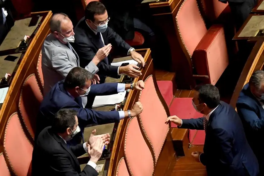 Matteo Salvini e i colleghi leghisti dopo la votazione sulla cosiddetta "tagliola" al Senato (foto Ansa)
