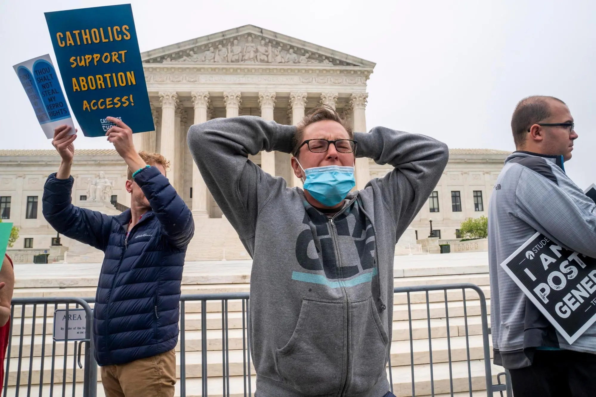 Un manifestante anti-aborto tra due manifestanti pro aborto davanti alla Corte Suprema degli Stati Uniti - Foto Ansa