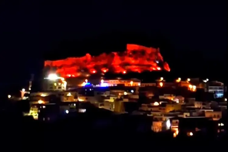 Il castello dei Doria illuminato di rosso - Castelsardo (foto concessa)