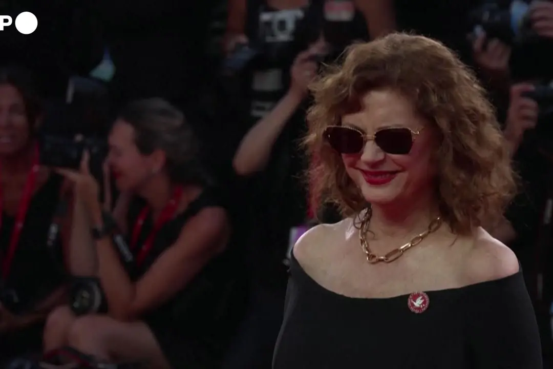 Venezia 83, Susan Sarandon indossa una spilla pro-palestinese sul red carpet