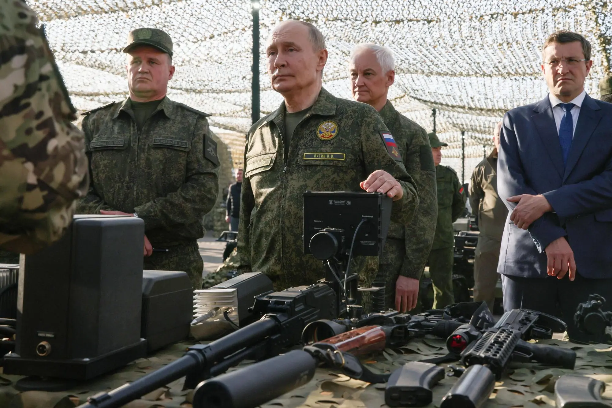 Il presidente Putin in divisa alle esercitazioni (foto Ansa/Epa)