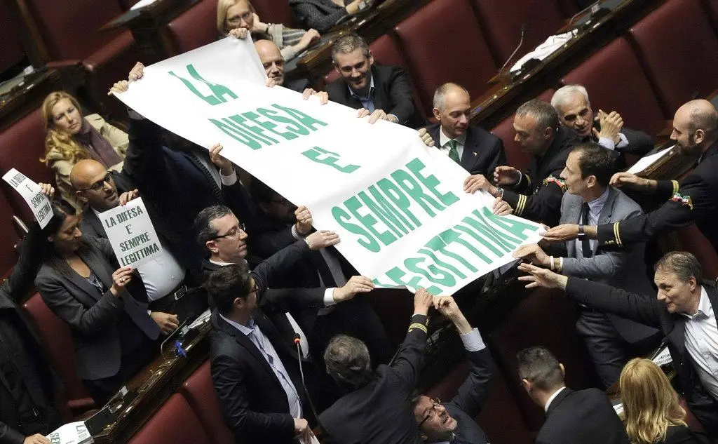 Lo striscione esposto dai banchi della Lega Nord (poi fatto rimuovere)