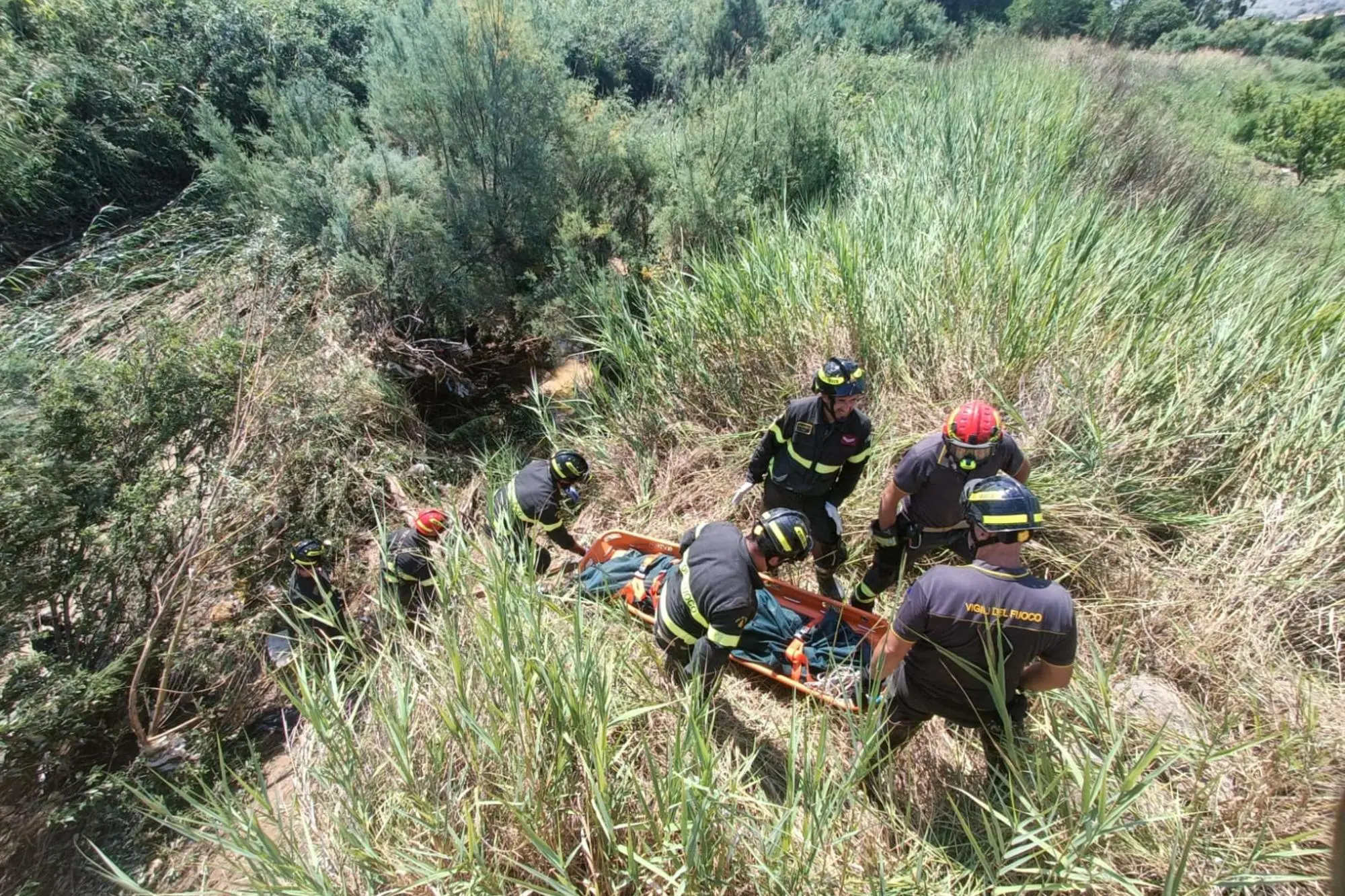 Il ritrovamento del corpo di Matteo Ciurca, 40 anni, l'uomo disperso dopo che il torrente Crisa in piena, a Leonforte (Enna), ha travolto l'auto su cui si trovava. A rinvenire il cadavere sono stati i vigili del fuoco, 20 agosto 2025. ANSA/Ufficio stampa vigili del fuoco +++ UFFICIO STAMPA VIGILI DEL FUOCO +++ FOTO NON IN VENDITA - DA USARE SOLO PER FINI GIORNALISTICI +++ NPK +++