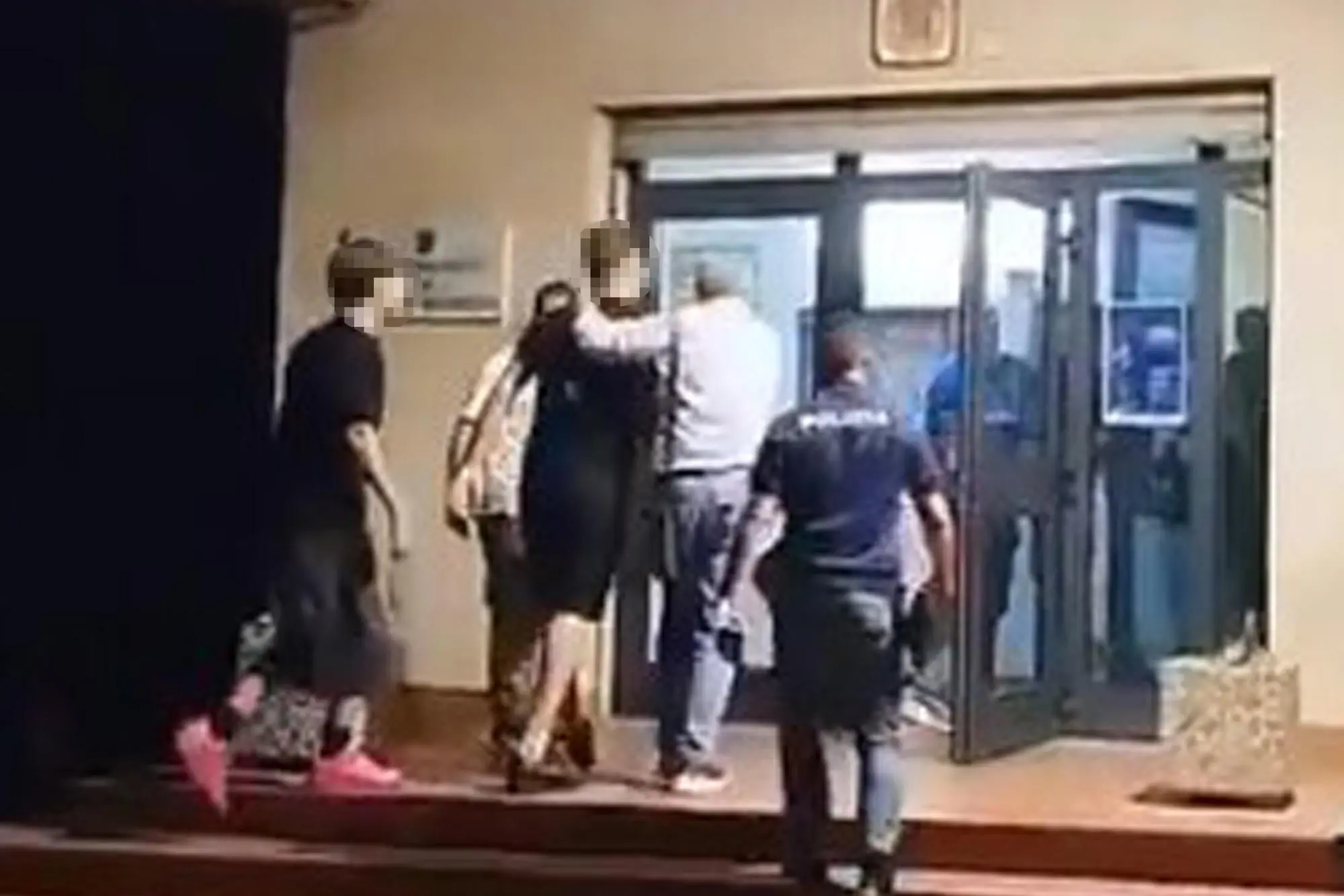 Il fermo immagine, tratto da un video esclusivo del TG1, mostra il momento dell'arrivo nel commissariato di polizia del 17enne sequestrato a Vittoria (Ansa)