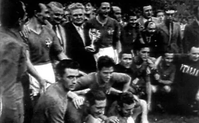 Gli azzurri con la Coppa del '38